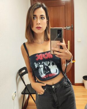 Rocío Vidal Instagram - 1. Ayer en los Premios Ondas del Podcast. El Club de las Mentes Vivas dando alegrías 😍
2. Fingiendo que sé posar mientras se me escapa la risa.
3. Sí, soy un comino al lado de estas dos mujeres 💜.
4. Hoy he tenido que levantarme a las 7 para una cosilla y esta es mi cara de susto.
5. Estoy sacando 9s en la carrera de filosofía 😭
6. Ya está bien de mirar, aliméntanos.