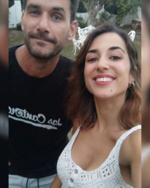 Rocío Vidal Instagram - Después de una semana de nervios e incertidumbre, ya podemos descansar, seguros de que dimos todo lo que estaba en nuestras manos con las condiciones que teníamos. Espero que haya servido para hacernos preguntas, para discernir la búsqueda de la verdad de la pura palabrería, y aunque sólo haya servido para darnos estos memes épicos, yo ya estoy satisfecha. Gracias por vuestro apoyo y vuestras palabras.

1. Miradas que te atraviesan con el rayo de la ciencia.
2 Javi 💜 No puedo estar más orgullosa de cómo manejó la situación y de lo gran persona que es.
3. Jordi el Salvaje todo disfrutón mientras yo pierdo años de vida en directo.
4. "Yo me quiero ir de aquí, Jordi".
5. No se puede competir contra El Cubo.