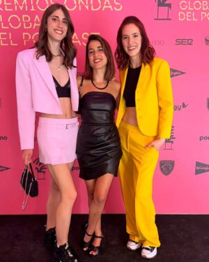 Rocío Vidal Instagram - 1. Ayer en los Premios Ondas del Podcast. El Club de las Mentes Vivas dando alegrías 😍
2. Fingiendo que sé posar mientras se me escapa la risa.
3. Sí, soy un comino al lado de estas dos mujeres 💜.
4. Hoy he tenido que levantarme a las 7 para una cosilla y esta es mi cara de susto.
5. Estoy sacando 9s en la carrera de filosofía 😭
6. Ya está bien de mirar, aliméntanos.