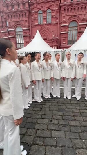 Rodion Gazmanov Instagram - На концерте, посвященном Дню России, выступали вместе с Домисольками. Очень талантливые ребята, с которыми выходим на сцену далеко не первый раз! И только для вас бекстейджи с репетиции перед выступлением!))

 #родионгазманов #шоу #концерт #музыка #музыкант
