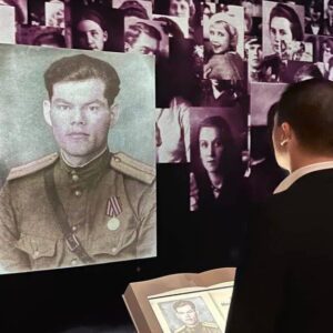 Rodion Gazmanov Instagram - Друзья! Сегодня вместе с волонтёрами высадили деревья в рамках акции «Сад памяти»  в Парке Победы на Поклонной горе. А еще я побывал на выставке «Лица Победы» и нашёл в интерактивной экспозиции своих родных, которые принимали участие в Великой Отечественной войне. 

Хотел бы вам их показать. Моя бабушка - Зинаида Абрамовна Альтшулер, была военным врачом, получила медаль за победу над Японией, закончила войну на восточном фронте.
А вот дедушка - Михаил Семёнович Газманов, ушел на войну в 17 лет, сражался в составе Белорусского фронта, участвовал в освобождении Кенигсберга. После войны служил в Берлине. 

Ещё один мой дедушка -  Павел Викторович Мартиан закончил войну в звании майора, был начальником штаба противовоздушной обороны в Мурманске. Кстати, его жена - моя бабушка, Мария Алексеевна Панкова не воевала, но подарила деду трёх дочерей, одна из которых - моя мама.
