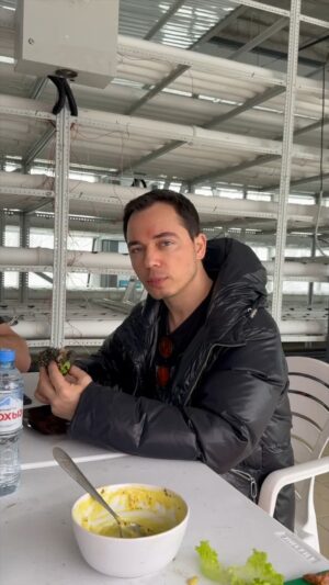 Rodion Gazmanov Instagram - Самое странное, что можно найти в бургере это…?
Конкурс объявлен, время пошло!

#родионгазманов #мысливслух #лытдыбр #творчество #музыкант #мнение #съемки #прикол #юмор