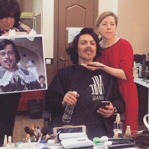 Rodion Gazmanov Instagram - Девять лет назад я вжился в образ Рикардо, маркиза из «Собаки на сене», которого блестяще сыграл в свое время Николай Караченцев. Пытался, конечно, не просто так, а для съемок программы «Точь в точь». Что думаете? Похоже?))

 #родионгазманов #воспоминания #шоу #архив #творчество #съемки