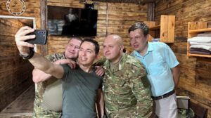 Rodion Gazmanov Instagram - Ощущение, как будто эта поездка на Донбасс была вечность назад, а на самом деле прошло всего два дня. В поездке встретился с бойцами 89-го саперного полка.

Это те самые, кто остановил контрнаступление в 22 году. Настоящие. Родные. Наши.
Несмотря на дедлайн 21 июня по сбору, мы доставили очень необходимые сейчас медикаменты. Без песен  и стихов тоже не обошлось. 

Принимали ребята, к слову, отлично! Обязательно приеду еще!