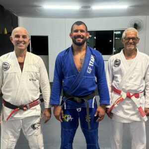 Rodolfo Vieira Instagram - Vocês sabiam que eu sou o único campeão mundial absoluto da linhagem Fadda?

E o mais legal foi que eu comecei com o professor Arlans(esquerda) que é aluno do mestre Vasco Bento(direita) os dois da linhagem Fadda, e depois fui treinar com o Júlio que também era mesma linha.. soube disso a pouco tempo atrás e me senti orgulhoso! Claro que se eu fosse da linhagem Gracie também ficaria feliz mas é que todos os outros foram, aí não teria tanta graça! 😂
