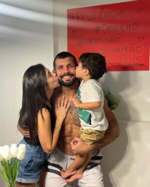 Rodolfo Vieira Instagram - Ganhar luta é bom, o sentimento então nem se fala, mas voltar pra casa e receber o carinho da minha família é algo que não tem preço, sempre depois que luto fico doido para voltar logo pra casa para comemorarmos pq sem eles a vitória não faz muito sentido! Eu sei que com vitória ou derrota terei o apoio e o amor deles🙏🏼