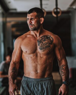 Rodolfo Vieira Instagram - Hoje em dia meu off é muito mais saudável do que na época do JJ…Alguém se arrisca em dizer meu peso aí?🤔
📷 @glaubermatos_