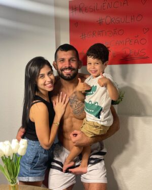 Rodolfo Vieira Instagram - Ganhar luta é bom, o sentimento então nem se fala, mas voltar pra casa e receber o carinho da minha família é algo que não tem preço, sempre depois que luto fico doido para voltar logo pra casa para comemorarmos pq sem eles a vitória não faz muito sentido! Eu sei que com vitória ou derrota terei o apoio e o amor deles🙏🏼