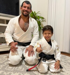Rodolfo Vieira Instagram - Meu filho, você não tem idéia da felicidade e da alegria que me da em te ver dentro de um quimoninho. Todo dia peço a Deus pra guiar teus passos e tomara que ele te coloque no caminho do JJ, Papai vai poder te ajudar muito mais do que se você escolher qualquer outra profissão, pq eu só sei isso! Kkkk Se você quiser por exemplo ser professor de matemática, dentista, engenheiro ou advogado, você vai ter que arrumar outro pai pra te ajudar 😂Mas saiba que meu apoio incondicional você terá sempre!! @ben.icioo @sanabul