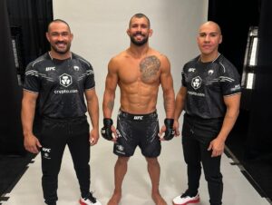 Rodolfo Vieira Instagram - Quero aqui agradecer a todas as pessoas que me ajudaram para essa luta, desde o primeiro camp na fusion em Orlando até o segundo que fiz na academia do Davi no Rio de Janeiro. Vocês foram essenciais na minha preparação, essa vitória sem vocês não seria possível!! Obrigado @manosantanacoach e @daviramos_ufc por todo suporte e paciência que tiveram durante a semana até a luta acontecer🙏🏼👍🏼