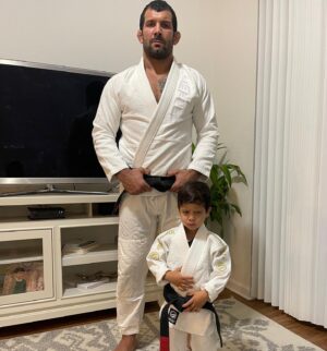 Rodolfo Vieira Instagram - Meu filho, você não tem idéia da felicidade e da alegria que me da em te ver dentro de um quimoninho. Todo dia peço a Deus pra guiar teus passos e tomara que ele te coloque no caminho do JJ, Papai vai poder te ajudar muito mais do que se você escolher qualquer outra profissão, pq eu só sei isso! Kkkk Se você quiser por exemplo ser professor de matemática, dentista, engenheiro ou advogado, você vai ter que arrumar outro pai pra te ajudar 😂Mas saiba que meu apoio incondicional você terá sempre!! @ben.icioo @sanabul