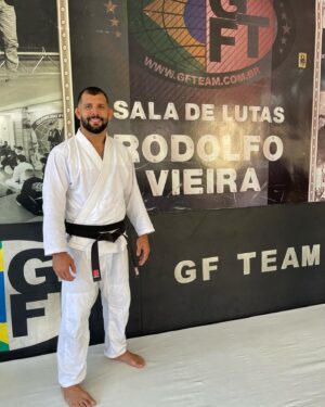 Rodolfo Vieira Instagram - Tenho muito orgulho e também me sinto super abençoado por ter conquistado tudo que conquistei treinando nessa academia todos os dias. E não foi fácil, porque eu morava muito longe. Eu gastava em torno 3 horas entre ida e volta, mas valeu a pena todo esse esforço. Lembro que já tinha carro e minha condição estava bem melhor e mesmo assim eu continuava indo de trem. Eu sabia que podia até ter alguém treinando igual a mim, mas duvido que passava pela mesma condição que eu até chegar na academia. Acredito que isso me ajudou bastante! Aquela frase do Muhammad Ali faz muito sentido pra mim: 

“ Campeões não são feitos em academias. Campeões são feitos de algo que eles tem profundamente dentro de si - um desejo, um sonho uma visão”. 

Então se você não tem isso, e acha que ficar mudando de academia vai ser campeão, dificilmente você vai conseguir!