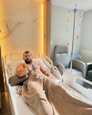 Rodolfo Vieira Instagram - Acabei de fazer uma cirurgia no punho direito…Vou contar a história aqui de como tudo aconteceu.

Eu já estava com uma lesão a mais de 5 meses que mesmo cuidando eu não via melhora, quando faltava 1 mês para minha última luta eu acertei um soco na manopla e acabei piorando ainda mais, meu último mês de treino foi tenso, até infiltração eu tentei (algo que eu nunca tinha feito na vida) para aliviar a dor que eu tava sentindo e não via melhora. Naquele momento eu percebi que a lesão era bem séria, mas eu não quis fazer exame até pq eu estava disposto a lutar de qualquer forma mesmo que fosse entrar lá só pra perder, mas graças a Deus ganhei😂 Falando um pouco da luta, o que me deixou confiante era saber que mesmo limitado eu ainda tava conseguindo fazer jiu jitsu, que era como eu estava acreditando que ia ganhar…

 Quando cheguei no Brasil corri para fazer os exames e descobri que eu tinha rompido um ligamento do meu punho, e eu não podia marcar logo a cirurgia devido aos seminários que eu tinha pra fazer, então tive que esperar até hoje…Quero agradecer ao Dr André Teixeira, a sua equipe pelo suporte e atenção comigo desde o primeiro dia e a Clínica São Vicente pela ótima hospitalidade e atendimento. Agora é muito repouso, cuidado e cair dentro da fisioterapia para melhorar o mais rápido possível… obrigado a todas as mensagens que recebi. Está tudo bem!