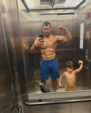 Rodolfo Vieira Instagram - Aproveitei que o Benício tava empolgado para as fotos!💪🏼🤣 Que Deus guie sempre teus passos e você siga sempre pelo caminho do bem, meu filho! Te amo