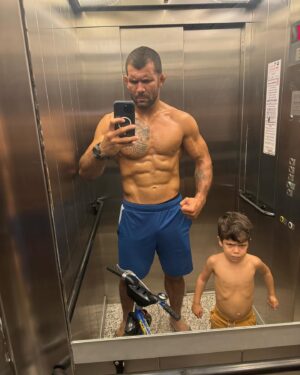 Rodolfo Vieira Instagram - Aproveitei que o Benício tava empolgado para as fotos!💪🏼🤣 Que Deus guie sempre teus passos e você siga sempre pelo caminho do bem, meu filho! Te amo