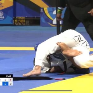 Rodolfo Vieira Instagram - Agora que estou com a cabeça mais tranquila posso falar sobre o que aconteceu com minha irmã na final do mundial na categoria absoluto.
Existem erros e erros, todo mundo erra, todos os juízes erram, e muito pra ser sincero, mas o erro que esse juiz cometeu, ao agir de maneira incorreta para averiguar o estado da minha irmã foi um absurdo!
Ele não poderia estar do jeito que estava, ele no mínimo deveria ter ajoelhado, para estar atento aos mínimos detalhes em uma posição perigosa como aquela, mas não fez, nem ver ela batendo ele viu. Ele simplesmente inclinou um pouco seu corpo como vocês podem ver no vídeo e nas fotos. 
Enfim, venho aqui deixar minha indignação com o ocorrido e por mim um erro gravíssimo como esse, ele ou qualquer outro juiz deveria ser banido e nunca mais arbitrar, minha irmã poderia estar morta agora, ou ter tido alguma sequela bem grave depois de tanto tempo apagada, mas graças a Deus ela está bem! 
E quero aqui agradecer a todo mundo que mandou msg perguntando e preocupado com ela!🙏🏼 Espero que a @ibjjf  tome as devidas providências para que isso nunca mais ocorra com nenhum outro atleta!