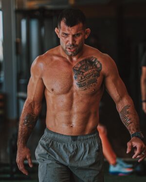 Rodolfo Vieira Instagram - Hoje em dia meu off é muito mais saudável do que na época do JJ…Alguém se arrisca em dizer meu peso aí?🤔
📷 @glaubermatos_