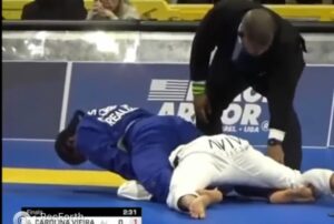 Rodolfo Vieira Instagram - Agora que estou com a cabeça mais tranquila posso falar sobre o que aconteceu com minha irmã na final do mundial na categoria absoluto.
Existem erros e erros, todo mundo erra, todos os juízes erram, e muito pra ser sincero, mas o erro que esse juiz cometeu, ao agir de maneira incorreta para averiguar o estado da minha irmã foi um absurdo!
Ele não poderia estar do jeito que estava, ele no mínimo deveria ter ajoelhado, para estar atento aos mínimos detalhes em uma posição perigosa como aquela, mas não fez, nem ver ela batendo ele viu. Ele simplesmente inclinou um pouco seu corpo como vocês podem ver no vídeo e nas fotos. 
Enfim, venho aqui deixar minha indignação com o ocorrido e por mim um erro gravíssimo como esse, ele ou qualquer outro juiz deveria ser banido e nunca mais arbitrar, minha irmã poderia estar morta agora, ou ter tido alguma sequela bem grave depois de tanto tempo apagada, mas graças a Deus ela está bem! 
E quero aqui agradecer a todo mundo que mandou msg perguntando e preocupado com ela!🙏🏼 Espero que a @ibjjf  tome as devidas providências para que isso nunca mais ocorra com nenhum outro atleta!