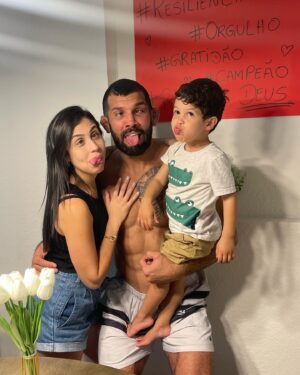 Rodolfo Vieira Instagram - Ganhar luta é bom, o sentimento então nem se fala, mas voltar pra casa e receber o carinho da minha família é algo que não tem preço, sempre depois que luto fico doido para voltar logo pra casa para comemorarmos pq sem eles a vitória não faz muito sentido! Eu sei que com vitória ou derrota terei o apoio e o amor deles🙏🏼