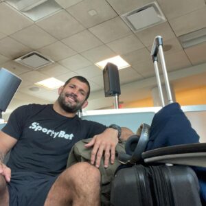 Rodolfo Vieira Instagram - Não sou muito de visitar outras academias, nem de treinar com pessoas que não conheço e que não tenho muito contato, mas agora estou indo passar uma semana com um cara que eu sempre tive muita vontade de treinar, aprender e que admiro bastante seu trabalho…O primeiro que descobrir ganha uma camisa minha👍🏼👌🏼. @sportybetbr