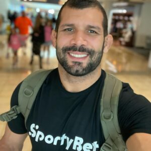Rodolfo Vieira Instagram - Não sou muito de visitar outras academias, nem de treinar com pessoas que não conheço e que não tenho muito contato, mas agora estou indo passar uma semana com um cara que eu sempre tive muita vontade de treinar, aprender e que admiro bastante seu trabalho…O primeiro que descobrir ganha uma camisa minha👍🏼👌🏼. @sportybetbr