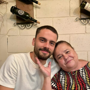 Rodrigo Dorado Instagram - Quando eu era pequeno, a mesa de jantar era redonda e apertando um pouquinho, sempre tinha espaço para mais alguém que era bem recebido pelo abraço acolhedor da minha mãe. Na época, eu não entendia mas hoje eu sei do privilégio que é ter nascido e crescido numa família com estrutra financeira e emocional.

A responsável pela minha memória de infância plena é minha mãe, que desde sempre se desdobrou em mil personagens por nós. Das suas histórias nasceu o meu olhar ao outro, minha vontade de fazer com que quem está a minha volta se sinta bem. Mas não foi só isso, o cuidado dela se expande, abraça bichos, plantas...

Meu pai é aventura, conhecimento, vontade de desvendar esse mundão. Para ele, viajar é ver nos nossos olhos o brilho das descobertas. Sensato, coerente, me ensina constantemente a entender antes de agir. 

Minha irmã, a caçula dos personagens centrais da minha história, é luta e utopia. Existe entre a gente a relação de cuidado, parceria e cumplicidade de quem dividiu um capitulo fundamental de vida. Foi com minha irmã que entendi as dificuldades, dores e rótulos que as mulheres têm, e fazer da luta dela, a minha também! 

Fiquei chocado quando vi que mais da metade das mães brasileiras são mãe solo. Que as mulheres trabalham, por semana, 10 horas A MAIS que os homens nos trabalhos domésticos. E que por dia, quase 500 crianças são registradas sem o nome do pai. Que vergonha homens!

Família é a primeira instituição, família é a base da nossa sociedade. Família pode ser de qualquer jeito, de qualquer configuração. Ela só precisa transbordar amor e respeito.

Como é sua família? Seu pai é/foi presente? Quem é a figura central da sua família?

#família
#momentosdefamília
#famíliafeliz
#amordefamília
#tempoemfamília
