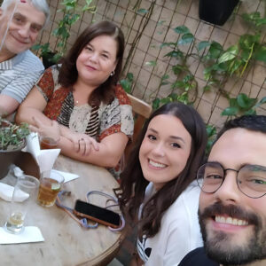 Rodrigo Dorado Instagram - Quando eu era pequeno, a mesa de jantar era redonda e apertando um pouquinho, sempre tinha espaço para mais alguém que era bem recebido pelo abraço acolhedor da minha mãe. Na época, eu não entendia mas hoje eu sei do privilégio que é ter nascido e crescido numa família com estrutra financeira e emocional.

A responsável pela minha memória de infância plena é minha mãe, que desde sempre se desdobrou em mil personagens por nós. Das suas histórias nasceu o meu olhar ao outro, minha vontade de fazer com que quem está a minha volta se sinta bem. Mas não foi só isso, o cuidado dela se expande, abraça bichos, plantas...

Meu pai é aventura, conhecimento, vontade de desvendar esse mundão. Para ele, viajar é ver nos nossos olhos o brilho das descobertas. Sensato, coerente, me ensina constantemente a entender antes de agir. 

Minha irmã, a caçula dos personagens centrais da minha história, é luta e utopia. Existe entre a gente a relação de cuidado, parceria e cumplicidade de quem dividiu um capitulo fundamental de vida. Foi com minha irmã que entendi as dificuldades, dores e rótulos que as mulheres têm, e fazer da luta dela, a minha também! 

Fiquei chocado quando vi que mais da metade das mães brasileiras são mãe solo. Que as mulheres trabalham, por semana, 10 horas A MAIS que os homens nos trabalhos domésticos. E que por dia, quase 500 crianças são registradas sem o nome do pai. Que vergonha homens!

Família é a primeira instituição, família é a base da nossa sociedade. Família pode ser de qualquer jeito, de qualquer configuração. Ela só precisa transbordar amor e respeito.

Como é sua família? Seu pai é/foi presente? Quem é a figura central da sua família?

#família
#momentosdefamília
#famíliafeliz
#amordefamília
#tempoemfamília