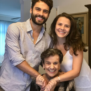 Rodrigo Dorado Instagram - Quando eu era pequeno, a mesa de jantar era redonda e apertando um pouquinho, sempre tinha espaço para mais alguém que era bem recebido pelo abraço acolhedor da minha mãe. Na época, eu não entendia mas hoje eu sei do privilégio que é ter nascido e crescido numa família com estrutra financeira e emocional.

A responsável pela minha memória de infância plena é minha mãe, que desde sempre se desdobrou em mil personagens por nós. Das suas histórias nasceu o meu olhar ao outro, minha vontade de fazer com que quem está a minha volta se sinta bem. Mas não foi só isso, o cuidado dela se expande, abraça bichos, plantas...

Meu pai é aventura, conhecimento, vontade de desvendar esse mundão. Para ele, viajar é ver nos nossos olhos o brilho das descobertas. Sensato, coerente, me ensina constantemente a entender antes de agir. 

Minha irmã, a caçula dos personagens centrais da minha história, é luta e utopia. Existe entre a gente a relação de cuidado, parceria e cumplicidade de quem dividiu um capitulo fundamental de vida. Foi com minha irmã que entendi as dificuldades, dores e rótulos que as mulheres têm, e fazer da luta dela, a minha também! 

Fiquei chocado quando vi que mais da metade das mães brasileiras são mãe solo. Que as mulheres trabalham, por semana, 10 horas A MAIS que os homens nos trabalhos domésticos. E que por dia, quase 500 crianças são registradas sem o nome do pai. Que vergonha homens!

Família é a primeira instituição, família é a base da nossa sociedade. Família pode ser de qualquer jeito, de qualquer configuração. Ela só precisa transbordar amor e respeito.

Como é sua família? Seu pai é/foi presente? Quem é a figura central da sua família?

#família
#momentosdefamília
#famíliafeliz
#amordefamília
#tempoemfamília