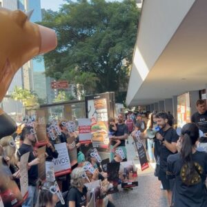 Rodrigo Dorado Instagram - Vamos dizer CHEGA para a exportação de animais vivos!

Assine a petição nos stories ou no insta da #mfa 
#direitosanimais #direitoanimal