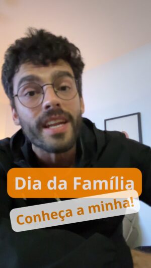 Rodrigo Dorado Instagram - Quando eu era pequeno, a mesa de jantar era redonda e apertando um pouquinho, sempre tinha espaço para mais alguém que era bem recebido pelo abraço acolhedor da minha mãe. Na época, eu não entendia mas hoje eu sei do privilégio que é ter nascido e crescido numa família com estrutra financeira e emocional.

A responsável pela minha memória de infância plena é minha mãe, que desde sempre se desdobrou em mil personagens por nós. Das suas histórias nasceu o meu olhar ao outro, minha vontade de fazer com que quem está a minha volta se sinta bem. Mas não foi só isso, o cuidado dela se expande, abraça bichos, plantas...

Meu pai é aventura, conhecimento, vontade de desvendar esse mundão. Para ele, viajar é ver nos nossos olhos o brilho das descobertas. Sensato, coerente, me ensina constantemente a entender antes de agir. 

Minha irmã, a caçula dos personagens centrais da minha história, é luta e utopia. Existe entre a gente a relação de cuidado, parceria e cumplicidade de quem dividiu um capitulo fundamental de vida. Foi com minha irmã que entendi as dificuldades, dores e rótulos que as mulheres têm, e fazer da luta dela, a minha também!

Fiquei chocado quando vi que mais da metade das mães brasileiras são mãe solo. Que as mulheres trabalham, por semana, 10 horas A MAIS que os homens nos trabalhos domésticos. E que por dia, quase 500 crianças são registradas sem o nome do pai. Que vergonha homens!

Família é a primeira instituição, família é a base da nossa sociedade. Família pode ser de qualquer jeito, de qualquer configuração. Ela só precisa transbordar amor e respeito.

Como é sua família? Seu pai é/foi presente? Quem é a figura central da sua família?

#família
#momentosdefamília
#famíliafeliz
#amordefamília
#tempoemfamília