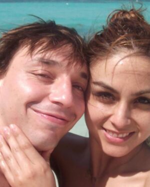 Rodrigo Gallina Instagram - Hoy cumplimos 11 años desde el día que decidimos escribir nuestra historia de amor ❤️ Con muchos momentos hermosos y aprendizajes.

Te voy a confesar algo que me esta pasando… cada día que siento tu olor a mi lado soy inmensamente feliz… Quizás por eso abrazo tu pijama cuando no estas.

Ahora no estamos juntos físicamente ya que tuviste que volar ✈️… pero el fin de semana celebraremos como corresponde ❤️

FELIZ ANIVERSARIO MI AMOR 🐹❤️

@karileonp