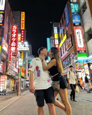 Rodrigo Gallina Instagram - Mi compañera de aventuras… 🇯🇵❤️ Enamorados de Japón