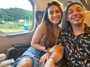Rodrigo Gallina Instagram - Nos trasladamos de Kawasaki a Yokkaichi en tren rápido 🚆

Cada vez más cerca de vivir la experiencia de la F1 🏎🏁

#formula1 #japan #f1 #japon