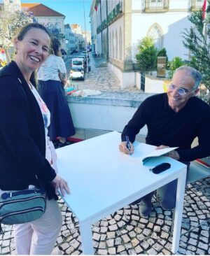 Rodrigo Guedes de Carvalho Instagram - Este instantâneo com a @teresasilvacarlota serve bem o propósito: foi uma tarde de felicidades em Aveiro, em redor de tudo o que a literatura faz por nós, a comunhão, o sentido de pertença, o não estarmos sós. Obrigado.