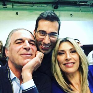 Rodrigo Guedes de Carvalho Instagram - Os anos passam, algumas noites eleitorais custam mais do que outras, mas a química faz-nos estar lá, em equipa. Com o maravilhoso apoio de toda a família SIC que, nos bastidores, nos permite trabalhar com garra e alegria. Com @claradesousaoficial @bento__rodrigues @sicoficial