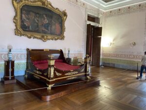 Rodrigo Guedes de Carvalho Instagram - Revisitar Mafra. “D. João, quinto do nome, irá esta noite ao quarto da rainha “.