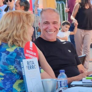 Rodrigo Guedes de Carvalho Instagram - Feira do Livro, calor insuportável, conversas boa com leitores, a quem agradeço a gentileza de me procurarem no meio de tanta e boa oferta. As risadas do costume com a Rita Ferro, e ocasião para rever Mário Claudio, Lidia Jorge, Maria João Lopo de Carvalho, Luísa Beltrao, e o @hugovanderding