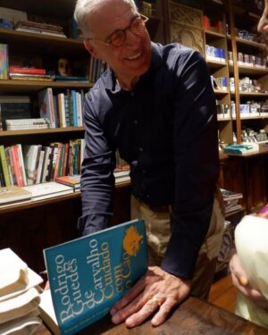 Rodrigo Guedes de Carvalho Instagram - Assinar livros na Lello é outra loiça. Obrigado a todos os que foram ouvir-me dizer coisas. As horas voaram. @livraria.lello