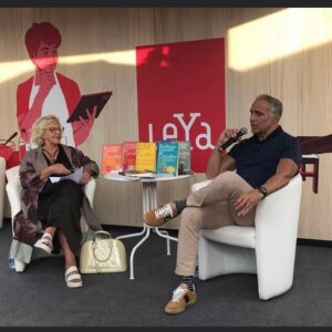 Rodrigo Guedes de Carvalho Instagram - Devo a Helena Vasconcelos uma crítica ao meu primeiro romance, que foi muito importante na fé e vontade de continuar a escrever. Passados 30 anos, foi muito bom ter a Helena ao meu lado na evocação da minha carreira, em plena Feira do Livro. Obrigado aos leitores. Nos dois próximos fins-de-semana voltarei, para autografar e conversar com quem apareça. @domquixoteeditora @leya_portugal