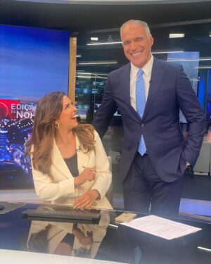 Rodrigo Guedes de Carvalho Instagram - O intervalo do Jornal da Noite deu para ir ali ao estúdio do lado desejar uma boa emissão à miúda @sara_tainha