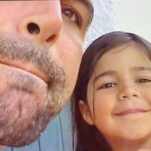 Rodrigo Guedes de Carvalho Instagram - Ainda esta semana me meti no carro e fui esperar a minha filha ao portão da escola. Depois aparece a senhora do costume, a sorrir-me e a repetir: ela já não está, a @benedita_gcarvalho deixou de vir há muito tempo. Recalculo. Pois claro, se faz hoje 29 anos, é natural que não a veja a entrar no carro de mochila e uniforme. E é pena, porque devíamos ir à escola a vida toda, ou procurarmos escola em tudo. Eu ensinei pouco, disse-lhe que tem o direito de amar quem quiser, e que numa relação deve exigir ser muito amada, senão adeusinho. Que deve ter alma boa no corpo que muito bem entender. Que deve reclamar perante injustiças claras e lutar por dignidade básica para existir em paz. E tem o dever, digo-lhe tantas vezes, de nunca ser cruel com ninguém de forma consciente e deve deixar o mundo melhor do que o encontrou. Por agora  é trabalho que chegue.