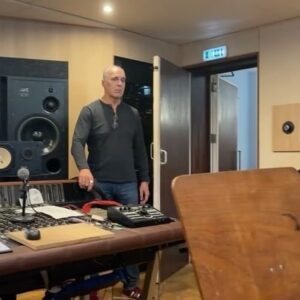 Rodrigo Guedes de Carvalho Instagram - Venho relembrar que daqui a nada estará disponível o espectáculo RUGE em disco (CD e plataformas digitais) e com todas as letras em LIVRO ( que inclui alguns inéditos). Aqui ficam dois pequenos momentos de um documentário sobre a gravação na Valentim de Carvalho com o Nelson Carvalho, que poderão ver no Youtube. Além de outros espectáculos, estaremos de regresso ao Maria Matos em Lisboa em maio, bilhetes disponíveis em breve. @ruge.2020 @rubenalvesmusic @danielaonis @fproducao @nelsoncar