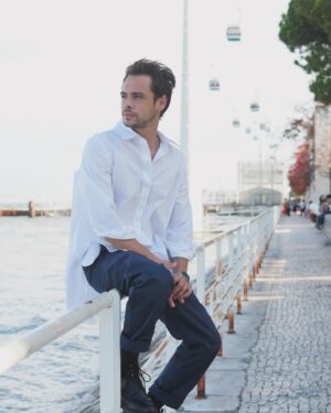 Rodrigo Paganelli Instagram - “Mas só quando tens luz é que tens poder
Poder para guiar multidões e iluminar
O obscurantismo com a arte de iluminar” 
- Valete - Poder - 
.
.
.
PELLET - Botas 
Ref. 22203671
@pellet_officiel @spartoogram #spartoogram