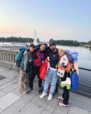 Rodrigo Paganelli Instagram - Chegou ao fim esta grande aventura. Confesso que antes de partir não estava totalmente convencido. Confesso também que não foi fácil mas desistir nunca fez parte do meu ser! 
Sair da zona de conforto é, naturalmente, desconfortável mas é a melhor forma de crescer e de nos reinventarmos. 
Há já algum tempo que não me lançava de cabeça para uma aventura deste calibre e orgulho-me de o ter feito. 
Viajei durante 7 dias por 7 países Dinamarca, Suíça, Alemanha, Luxemburgo, França, Bélgica e Holanda. Conheci culturas mas, acima de tudo, pessoas! 
Foram 7 dias de viagem com uma mochila às costas, 1 Skate - O Reggie, como ficou batizado na Dinamarca e sem 1 cêntimo no bolso, o desafio era exatamente esse, trocarmos latas de RedBull por tudo: alimentação, transporte, dormidas e até idas à casa de banho. 
Vemos tanta miséria e maldade nos noticiários mas o mundo está repleto de pessoas com um coração enorme e eu estava numa fase da minha vida que precisava de ver isso, estava a começar a perder a esperança no ser humano. Venho feliz, venho com as baterias recarregadas, venho o Rodrigo que já não sentia desde antes do COVID. 
Dormimos nos sofás das famílias mais maravilhosas que possam imaginar, comemos a comida caseira deles, ouvimos as suas histórias e eles acolheram-nos como sobrinhos de sangue. 
Obrigado a todos estes seres maravilhosos! 
Obrigado à Bente e ao Peter que, ainda antes de partirmos, nos levaram a almoçar e nos deram a força e motivação nórdica de que precisávamos.
Obrigado ao Eddie, ao Joan, ao Jacob e ao seu irmão, uns turistas americanos que ao ouvir a nossa história, nos levaram a jantar, a beber uma cerveja, deram-nos casa, duches quentes e pequeno almoço na cidade partida, Copenhaga. 
Obrigado ao Male e toda a família Dashaj em Aabernaa que nos trataram como filhos da família, não imaginam o carinho e dedicação do Male para connosco! Obrigado à Natália que em Odense nos ofereceu os bilhetes para continuarmos a nossa viagem e não perder a competição. 
Obrigado ao Tiago André que em Hamburgo convenceu os amigos e, juntos, levaram-nos até Koln e ainda fez de nosso segurança privado na noite fria e desconfortável da cidade.
*** Continua nos comentários