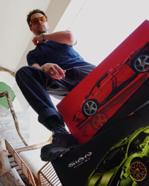 Rodrigo Paganelli Instagram - Toda a gente sabe que adoro motores a gasolina, principalmente os italianos! E toda a minha vida sonhei em ter um Ferrari e um Lambo na minha garagem. Graças às minhas escolhas e ao meu trabalho consegui, finalmente, realizar esse sonho! Bem-vindos a casa meus queridos! 😜
Agora é continuar a trabalhar para ter os verdadeiros! 🥹 o estilo já tenho @pellet_officiel 
.
.
.
Sapatos - PELLET 
Ref. 25033331
#spartoogram @spartoogram