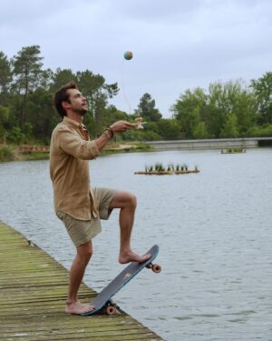 Rodrigo Paganelli Instagram - A prova viva que os homens também conseguem fazer 2 coisas ao mesmo tempo: mandar um Kendama ao ar e evitar cair no lago com o skate! 😂😂😂
#spartoogram @spartoogram 
.
.
.
POLO RALPH LAUREN - CAMISA 
Ref: 24260959
POLO RALPH LAUREN - CALÇÃO 
Ref:18830846