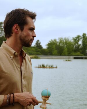 Rodrigo Paganelli Instagram - A prova viva que os homens também conseguem fazer 2 coisas ao mesmo tempo: mandar um Kendama ao ar e evitar cair no lago com o skate! 😂😂😂
#spartoogram @spartoogram 
.
.
.
POLO RALPH LAUREN - CAMISA 
Ref: 24260959
POLO RALPH LAUREN - CALÇÃO 
Ref:18830846