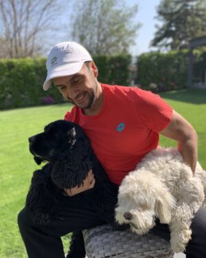 Rodrigo Sepúlveda Instagram - No piden nada a cambio. Lealtad absoluta. Amor incondicional. Compañía permanente. Ingenuidad. Inteligencia. Paz. Así son. Te dan todo. Pureza admirable. 
Acá estoy con LUCAS un alma única que está en el cielo quien nos acompañó durante 10 años de vida y la NALA que como su hermana chica nos alegra la vida hace 3 años. 
FELIZ DÍA DEL PERRO ❤️❤️
¿Como se llama el tuyo o la tuya?
#sepu