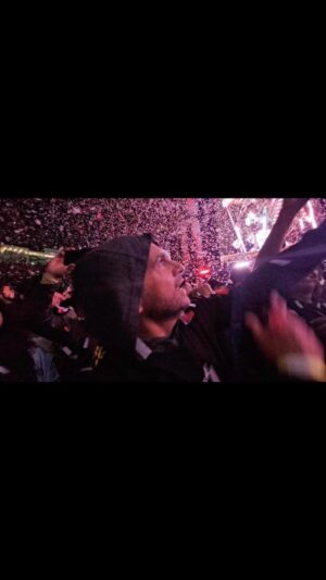 Rodrigo Sepúlveda Instagram - Podría estar horas escribiendo sobre KISS. Es la Banda de mi vida. Los escucho y se me paraliza el mundo. Disfruto al máximo. Me provoca, me lleva, me hace volar, soñar. Logra encumbrarme. Cada canción es algo . Conozco sus vidas, éxitos, dolores y sufrimientos. Son seres humanos comunes que en un escenario dejan la vida por su armada. Ayer fue la última vez en CHILE. Así lo dijieron. En este mi pequeño espacio solo puedo agradecer tanto por lo que han entregado a los millones de fanáticos de KISS. Mi recuerdo será hasta la muerte. Y cuando yo parta de este mundo estoy seguro que habrá algún parlante en mi despedida que vibrará con la música que me abrazó desde niño !
Gracias por tanto KISS ❤️🔥🇨🇱
#Sepu
