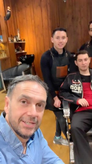 Rodrigo Sepúlveda Instagram - Muchas gracias a @windsor_barbershop por esta oportunidad!! Hoy nos cambiamos el look junto a @belmont_20 ❤️ . Fabián estuvo en la @teleton_chile desde los 2 años y hoy nos pudimos abrazar como todo CHILE lo debe hacer el día de hoy ❤️❤️❤️
Gracias por todo @reyjose86 @diiego.cardeenaz @will_hrnandz 🙏🙏🙏
#Sepu
